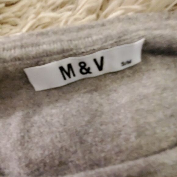 Beautiful M&V soft gray sweater with pearl detail - Picture 2 of 8